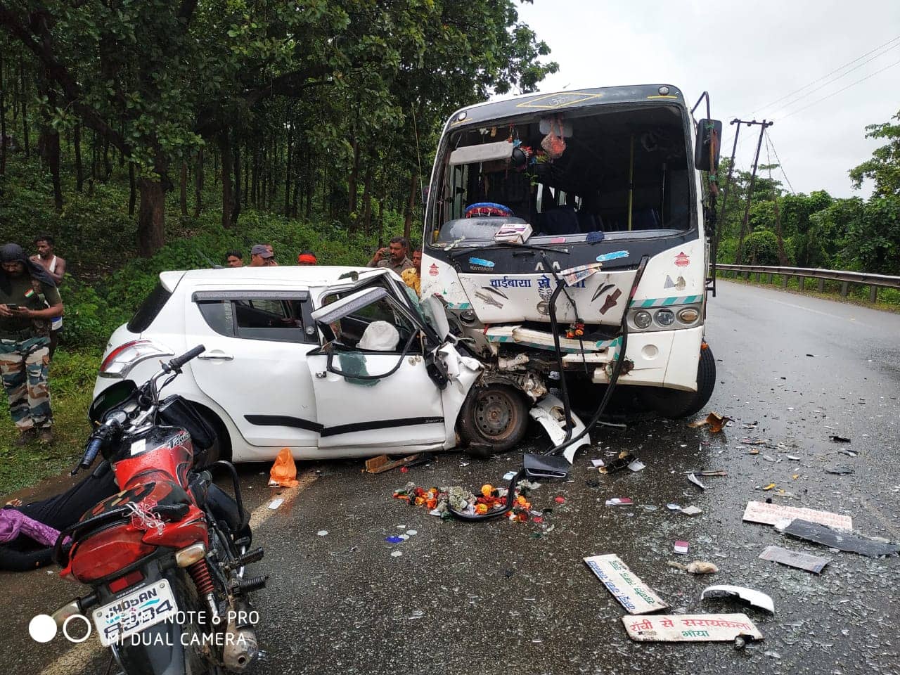 सरायकेला : बस और कार में भीषण टक्कर, तीन की मौत