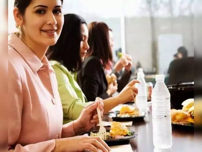 HEALTHY EATING :  वर्किंग वुमन हैं तो ऑफिस के दौरान खानपान में रखें बस 4 S का ध्यान, जानिए डाइटिशियन की सलाह