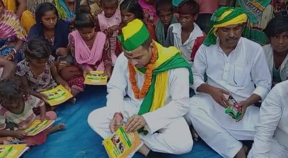 मदर्स डे मनाने दलित बस्ती पहुंचे लालू के बड़े लाल, चौपट शिक्षा व्यवस्था पर सीएम पर साधा निशाना