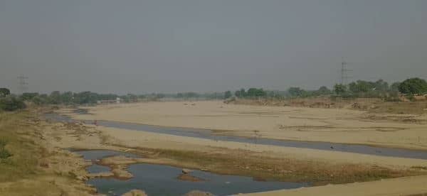 BREAKING : गहरी निद्रा में खनन विभाग,  नेशलन हाइवे के किनारे दर्जनों ट्रैक्टर से रोजाना बालू ढो रहे माफिया