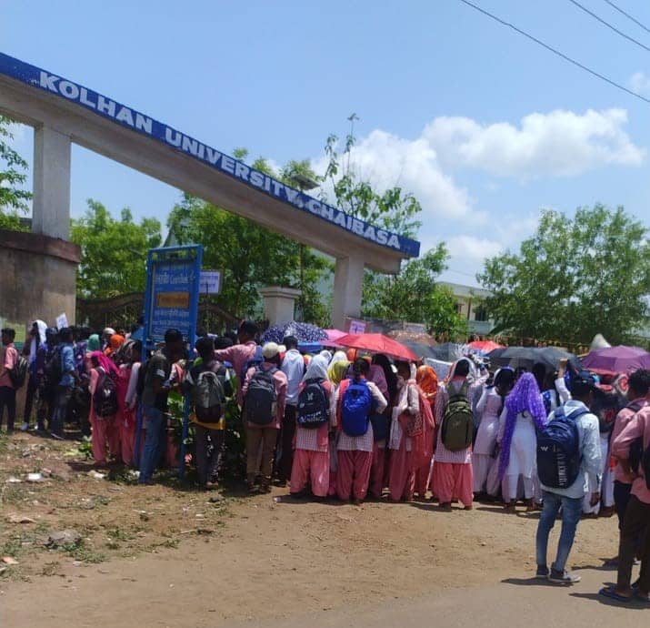 छात्रों को मौलिक सुविधा देने में कोल्हान विव विफल, मुख्य गेट पर उग्र प्रदर्शन