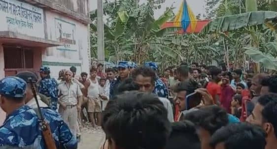 सड़क छाप मजनू की तरह छेड़खानी कर रहे थे "गुरु जी", ग्रामीणों ने काटा बवाल