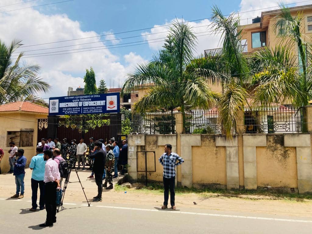 कड़ी सुरक्षा के बीच IAS पूजा सिंघल पहुंची ED ऑफिस, होगी सघन पूछताछ