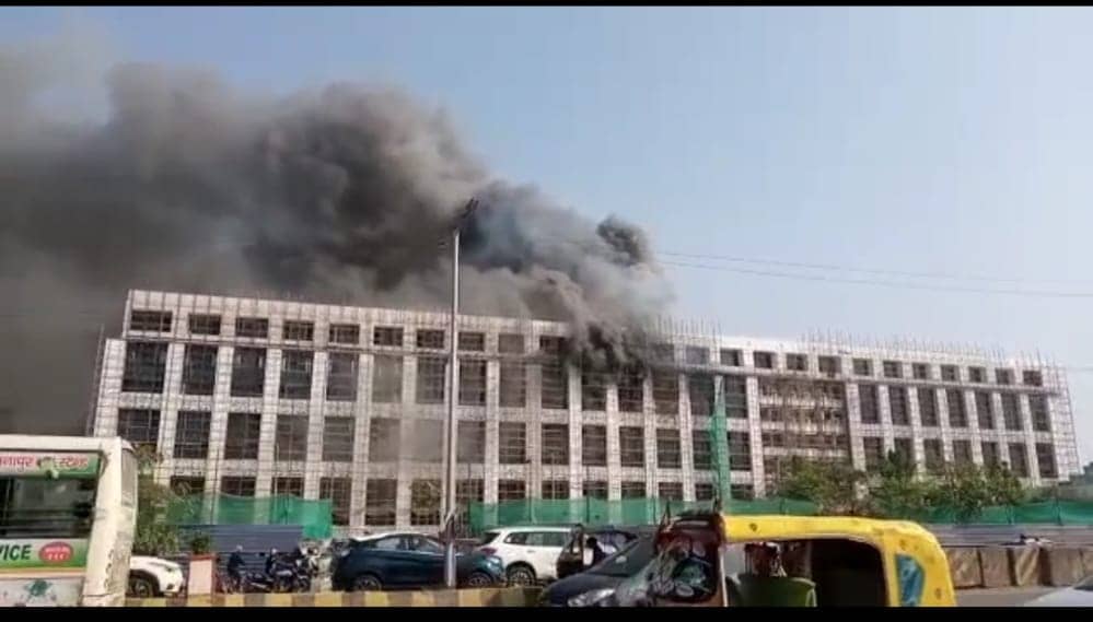 पटना के विश्वेश्वरैया भवन में लगी भीषण आग, कई अहम कागजातों के जलने की आशंका