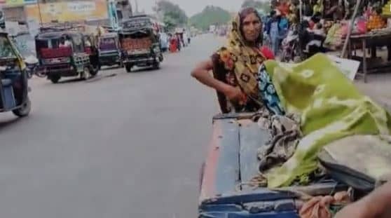 बिहार में यहां स्वास्थ्य सुविधाएं बीमार ! बेटी को ठेले पर लिटा भटकती रही मां, वीडियो वायरल