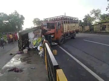 गैस सिलिंडर लदा ट्रक और  पुलिस पेट्रोलिग गाडी में टक्कर, एसआई  विनय हांसदा की मौत