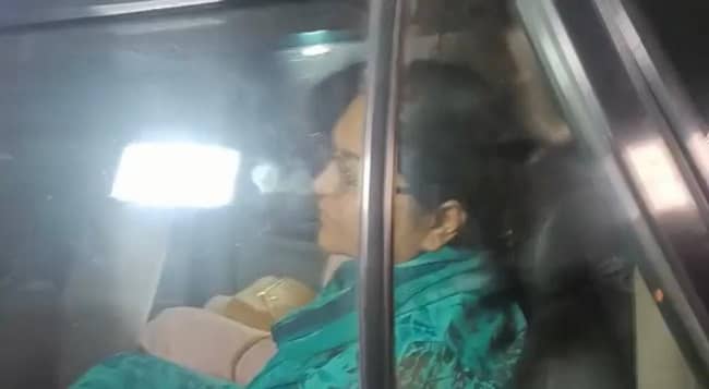 दिन भर चला हाईप्रोफाइल ड्रामा :  पांच दिनों के रिमांड पर पूजा सिंघल, होटवार जेल हुईं शिफ्ट