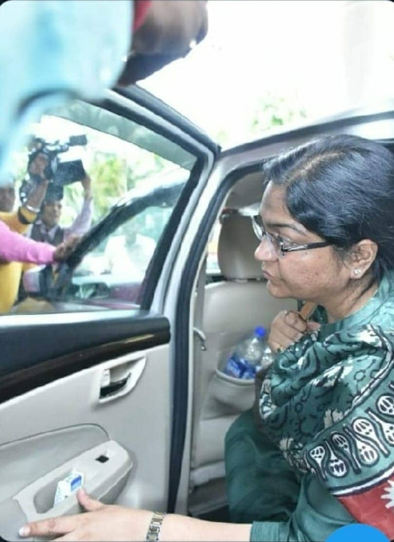 महंगी ज्वैलरी और घड़ियों की शौक़ीन है पूजा, बच्चों को कराती थी लंदन की सैर