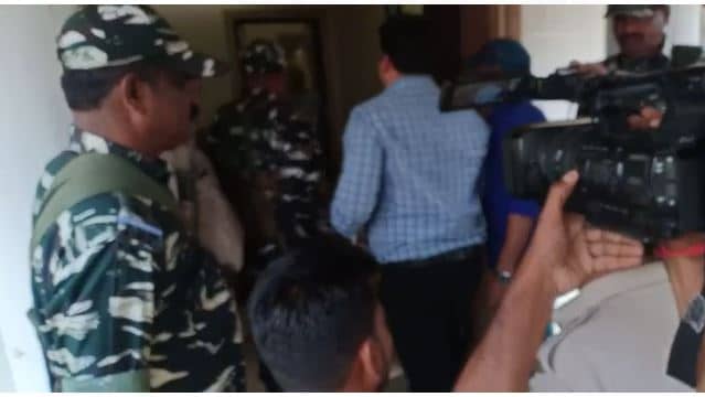 निलंबित आईएस पूजा सिंघल को पुलिस अधिकारी ने पहले ही दे दी थी छापेमारी की सूचना !