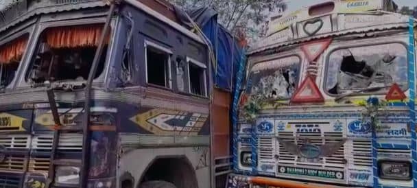 ट्रक ने स्कूटी सवार पति पत्नी और बच्चे को कुचला, एक की मौत दो घायल                      