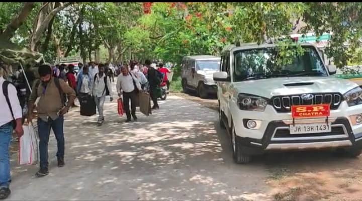 मतदान के लिए मतपेटिका के साथ मतदानकर्मी रवाना, उपायुक्त के साथ एसपी भी रहे मौजूद