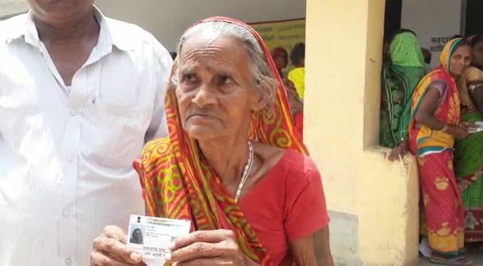 गांव की सरकार : वोट डालने पहुंची सौ वर्षीय महिला, कहा-  तेजी से हो मेरे गांव का विकास