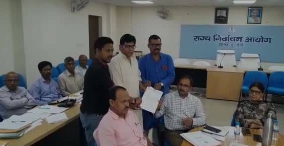 गांव की सरकार : चतरा DC ने बूथ से पोलिंग एजेंट को भगाया !