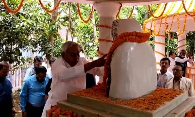 पत्नी की 16वीं पुण्यतिथी पर गांव पहुंचे मुख्यमंत्री नीतीश कुमार, प्रतिमा पर पुष्प अर्पित कर दी श्रद्धांजलि