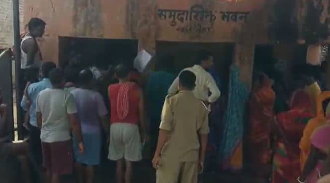 गांव की सरकार :  जब दिव्यांग दादी के साथ पोते को बूथ में जाने से रोका तो पोते ने किया यह