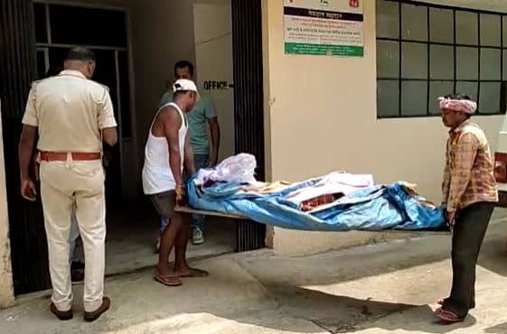 चाकू से मारकर महिला की हत्या, शव से उंगलियां भी गायब