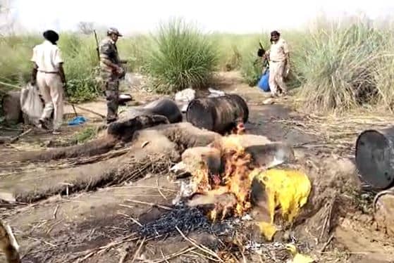 ड्रोन से अवैध शराब अड्डे की मिली जानकारी, छापेमारी में हज़ारों लीटर जावा महुआ बरामद,  कारोबारी फरार