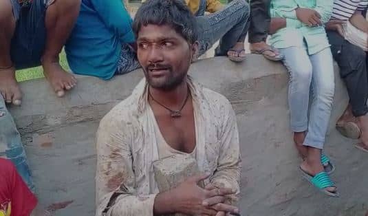 भीड़ ने फिर लिया कानून को अपने हाथ में, खंभे में रस्सी से बांध कर चोर की जमकर पिटाई