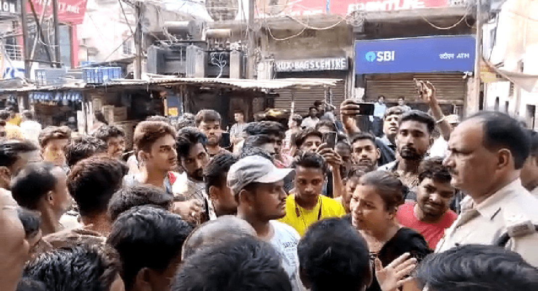 पवन की मौत के बाद परिजन उतरे सड़क पर, शव को रख चौक किया जाम