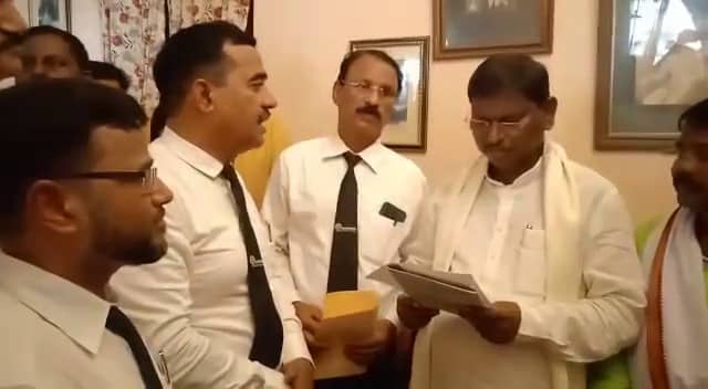 सहारा-सेबी विवाद में कार्यकर्ताओं ने प्रधानमंत्री से मदद की लगाई गुहार, केंद्रीय मंत्री को सौंपा ज्ञापन  