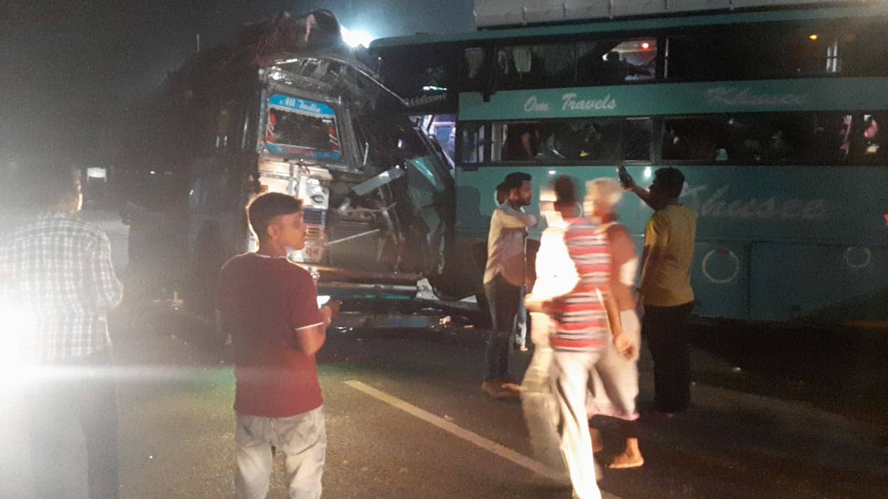Breaking : दुमका के एक ढाबा के समीप बस और ट्रक के बीच भीषण टक्कर, कई लोग घायल