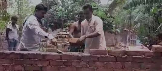 भागलपुर :  जब राजमिस्त्री बन कर विधायक जी  खुद ईंट-गारा लेकर बनाने लगे मकान