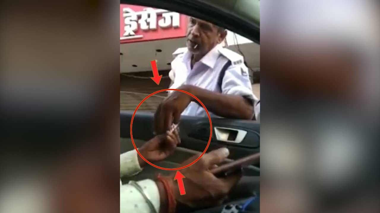 वसूली के दौरान ट्रैफिक पुलिस उवाच -  दीजिए ना, जल्दी दीजिए, खुदरा नहीं है तो दीजिए, हम भजा कर दे देंगे, दूइए गो रखेंगे   