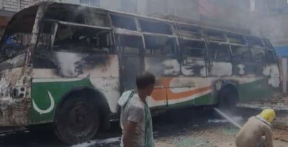 देखते ही देखते बस स्टैंड पर लगी दो बसों में लगी आग, यह हुआ हाल