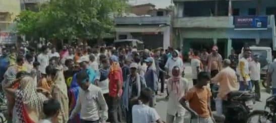 सरकारी स्कूल  को हथियाने की कोशिश, शौचालय किया ध्वस्त