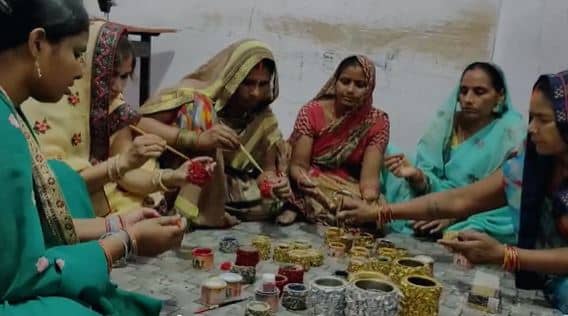 Art of waste material :  बेकार समान और फुर्सत के पल का सार्थक उपयोग कर आत्मनिर्भर हो रही महिलाएं