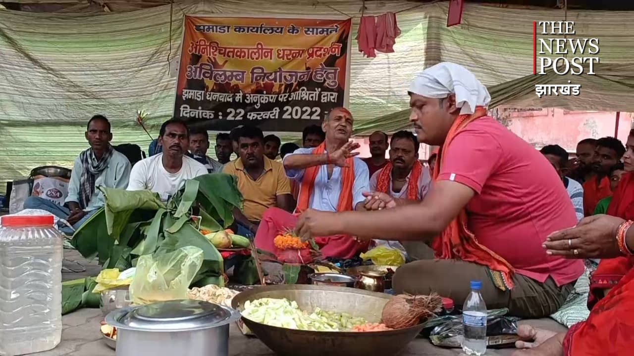 अनुकंपा पर नौकरी मांग रहे आंदोलनकारियों ने की पूजा, मांगी प्रबंधन के लिए सद्बुद्धि