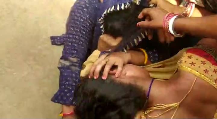 सौतन को देख पहली पत्नी ने खोया आपा, बीच सड़क पर ही शुरू कर दी उठापटक