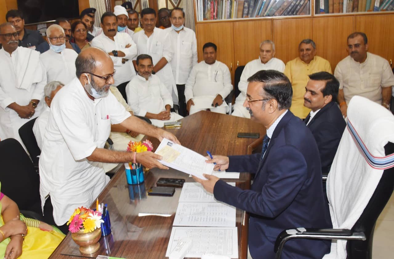 जदयू प्रत्याशी के रूप में अनिल हेगड़े ने राज्यसभा सीट के लिए किया नामांकन, सीएम नीतीश रहे मौजूद