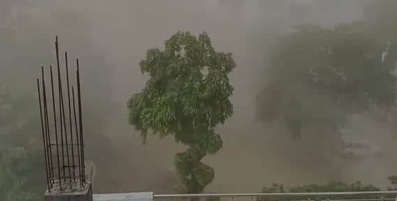 तेज हवा और बारिश से बदला मौसम का मिज़ाज़, प्रचंड गर्मी से राजधानी वासियों को मिली राहत