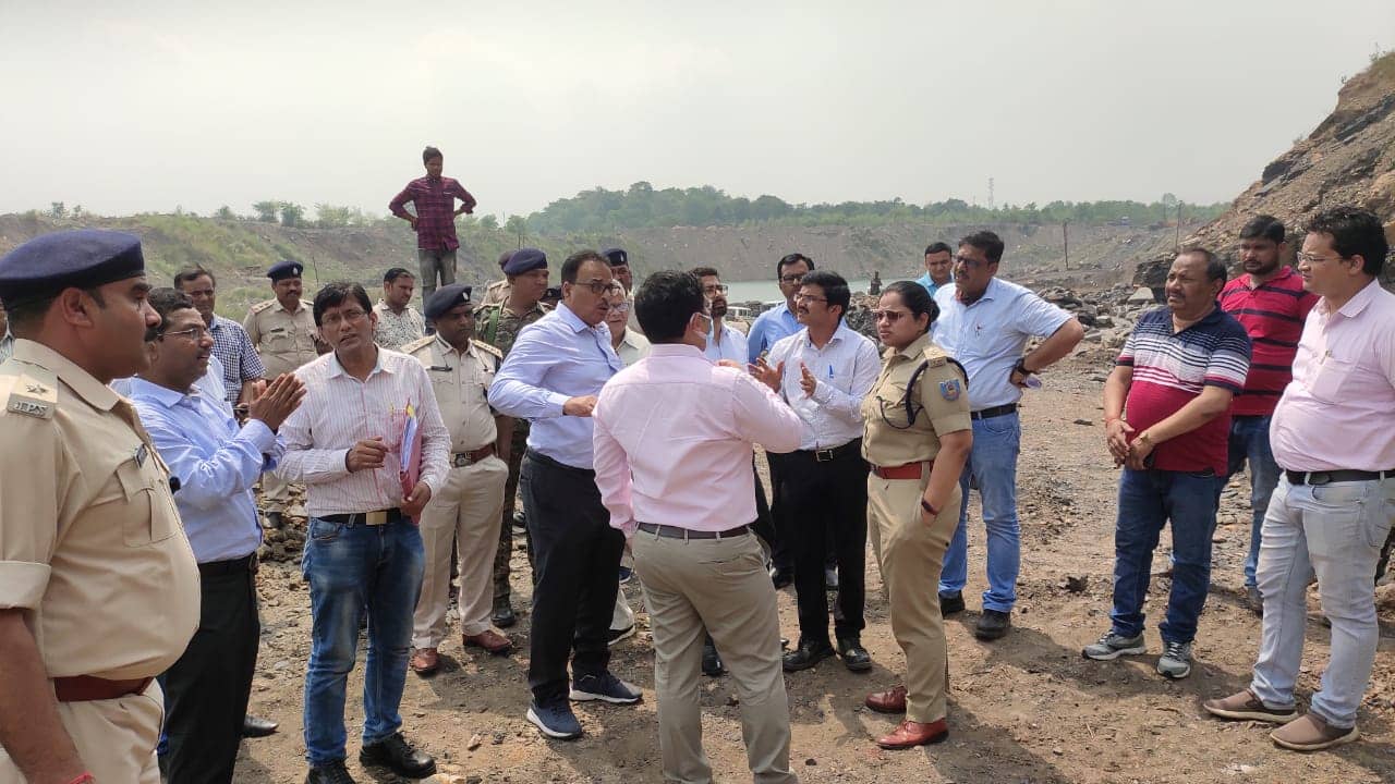 अवैध खनन स्थलों की जांच करने  एनजीटी की टीम पहुंची निरसा , ईसीएल अधिकारियों की ली जम कर क्लास