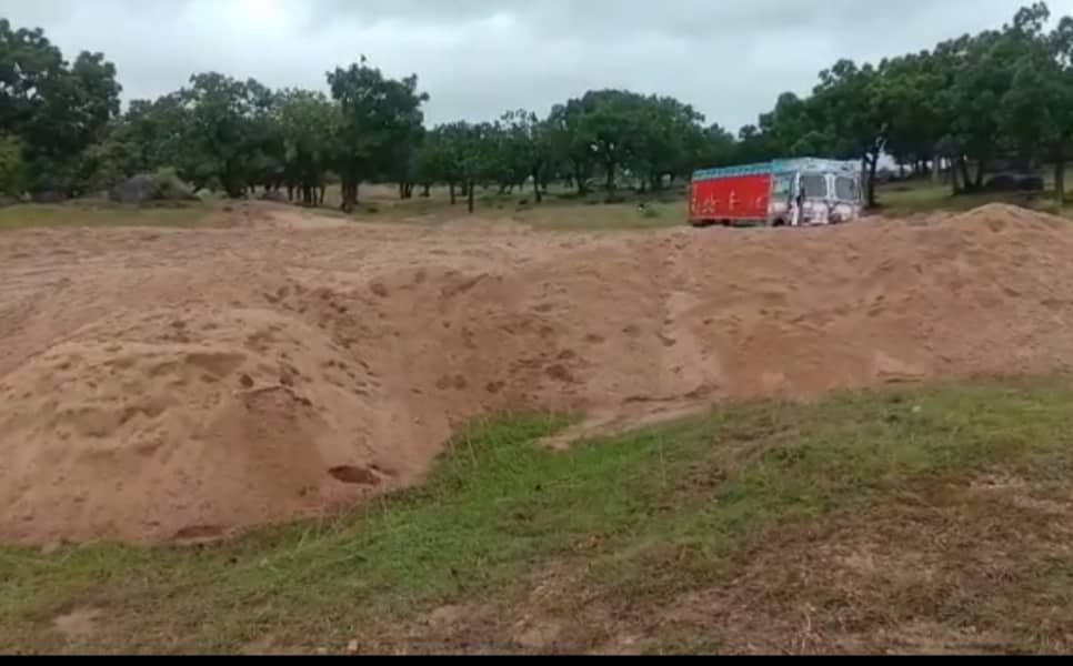 सरकारी रोक के बावज़ूद बालू का उत्खनन जारी , ट्रक से भेजा जा रहा है झारखंड से बाहर