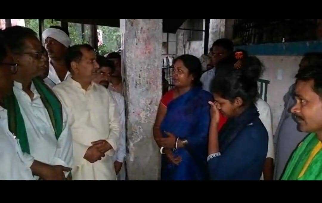 अनशन पर बैठे परिवार को नैतिक समर्थन दे रहे सत्ताधारी पार्टी के नेता, पर नहीं दिला पा रहे न्याय