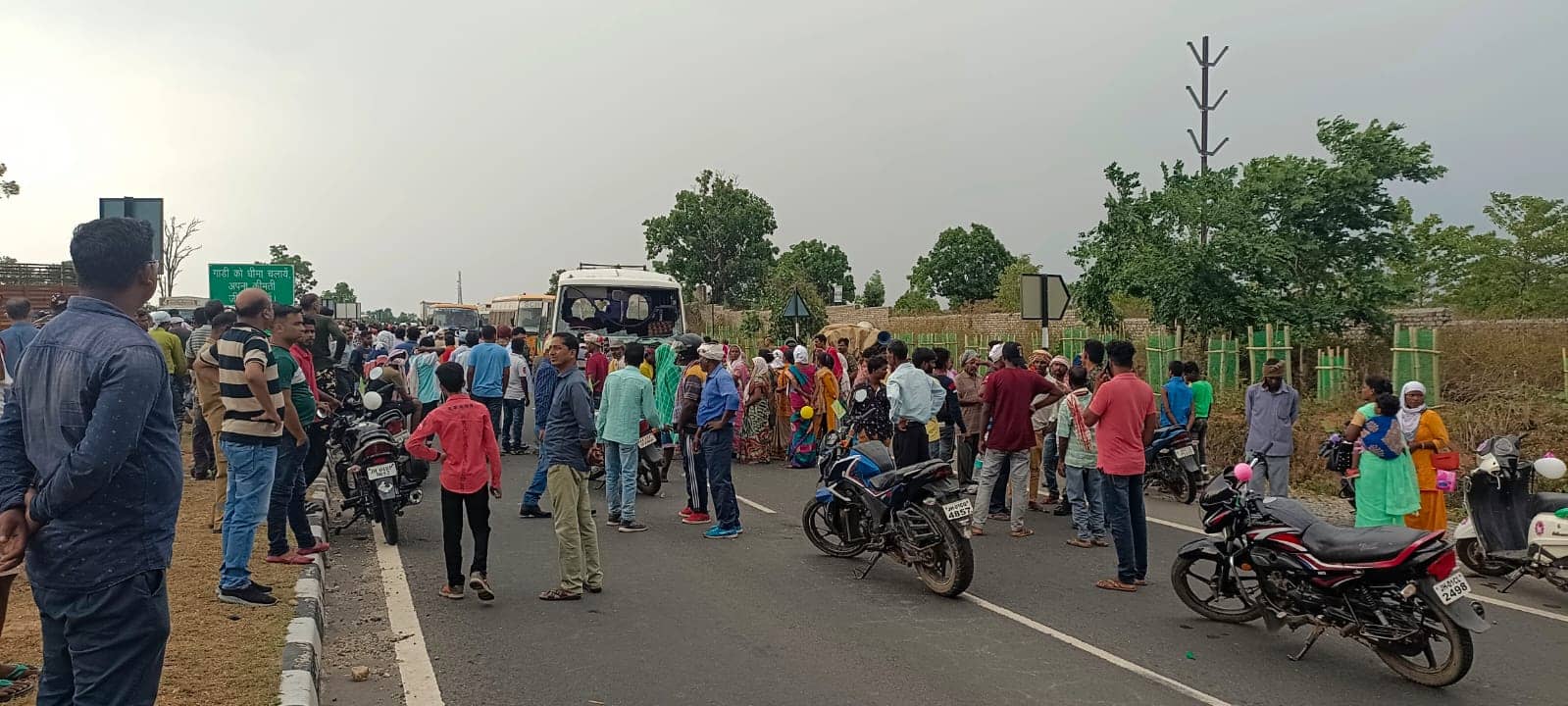 चुनावी सभा में घुसी सीआरपीएफ की बस, कई घायल, ग्रामीणों से बचने के लिए जवानों ने की फायरिंग