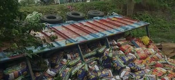 चना दाल लदा ट्रक पलटा, केबिन में फंसे चालक को बचाने के बजाय दाल लूटते रहे ग्रामीण