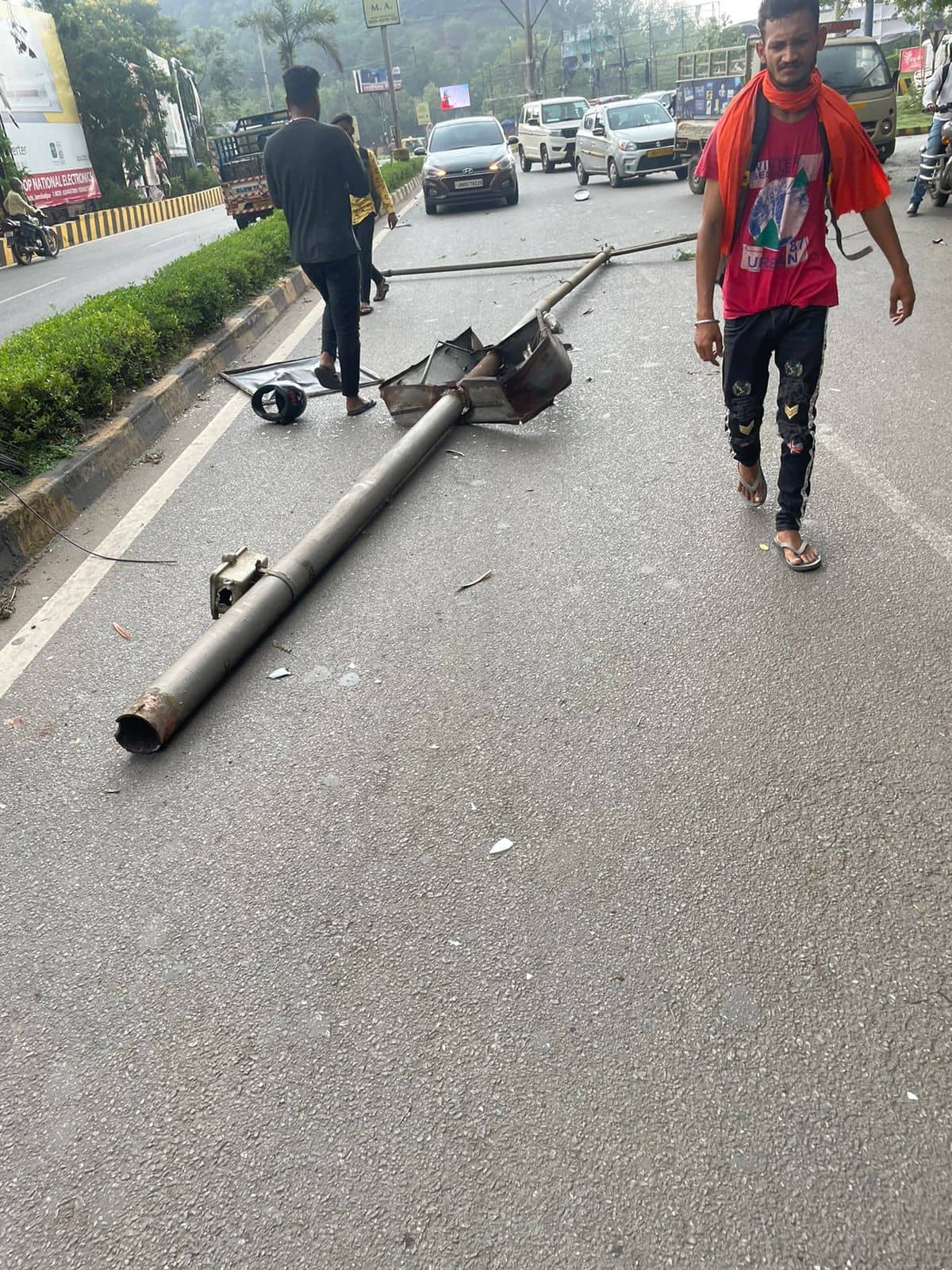 आफत की आंधी : पेड़ और बिजली खंभे गिरने से लोग हो रहे घायल, मौन है प्रशासन