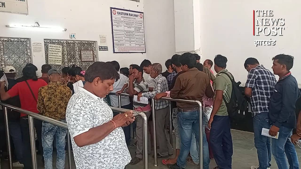 हावड़ा-दिल्ली मेन लाइन में ट्रैक जाम से हजारों रेल यात्री परेशान, स्टेशन परिसर में गुजार रहे समय