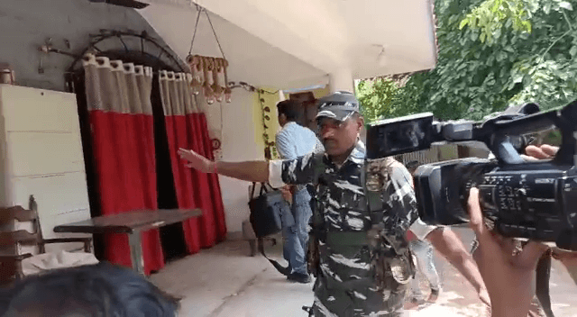 सीएमओ के अधिकारी  के करीबी के घर छापेमारी में करोड़ों रूपये कैश बरामद, मशीन लेकर पहुंची ईडी