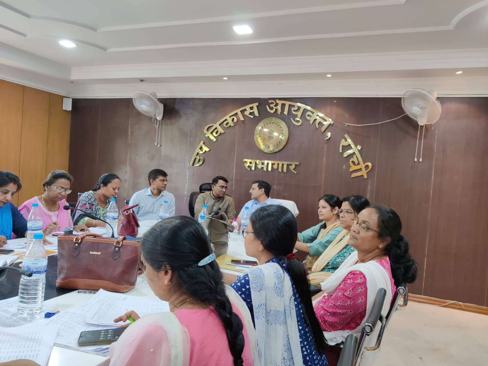 राजधानी के ग्रामीण इलाकों में पंचायत चुनाव के तीसरे चरण का मतदान जारी