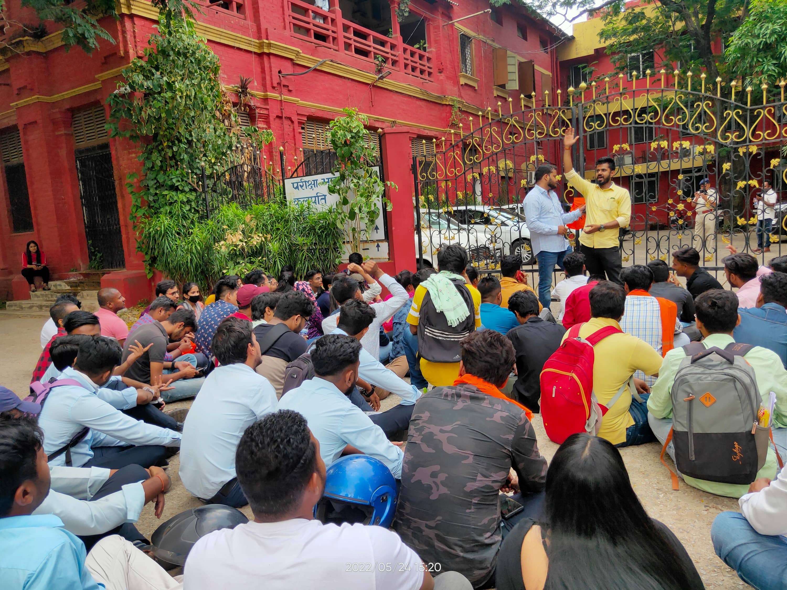 जेनरिक पेपर में सैकड़ों छात्र फेल,  विरोध में ABVP ने विश्वविद्यालय में किया तालाबंदी 