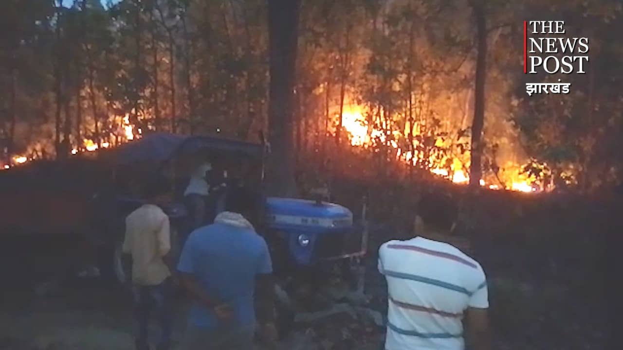 बिजली के खंभे टकराया  ट्रैक्टर,  आग लगने से मौके पर ही चालक की मौत