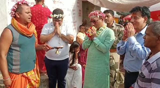 Deoghar : Live Update बाबा बैद्यनाथ की पूजा अर्चना करने पहुंचे AAI के चेयरमैन, कहा जल्द देवघर एयरपोर्ट से उड़ान सेवा शुरू हो जाएगी 