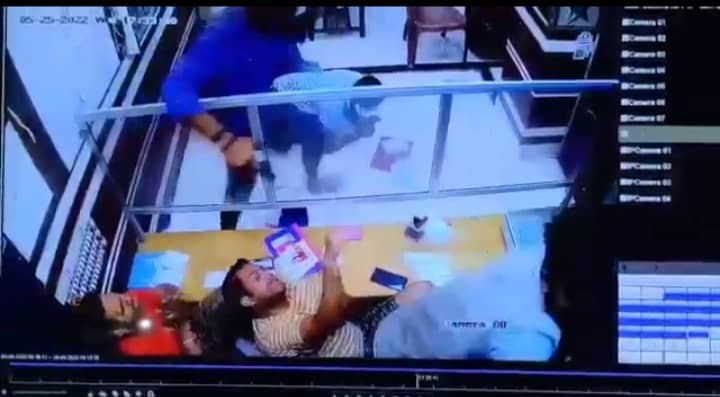 बेखौफ  अपराधी :  जेवर ले जाओ, गोली मत मारो , फिर भी नकाबपोश अपराधियों ने मारी गोली, लूट ले गए करोड़ों के जेवर, देखिए LIVE VIDEO