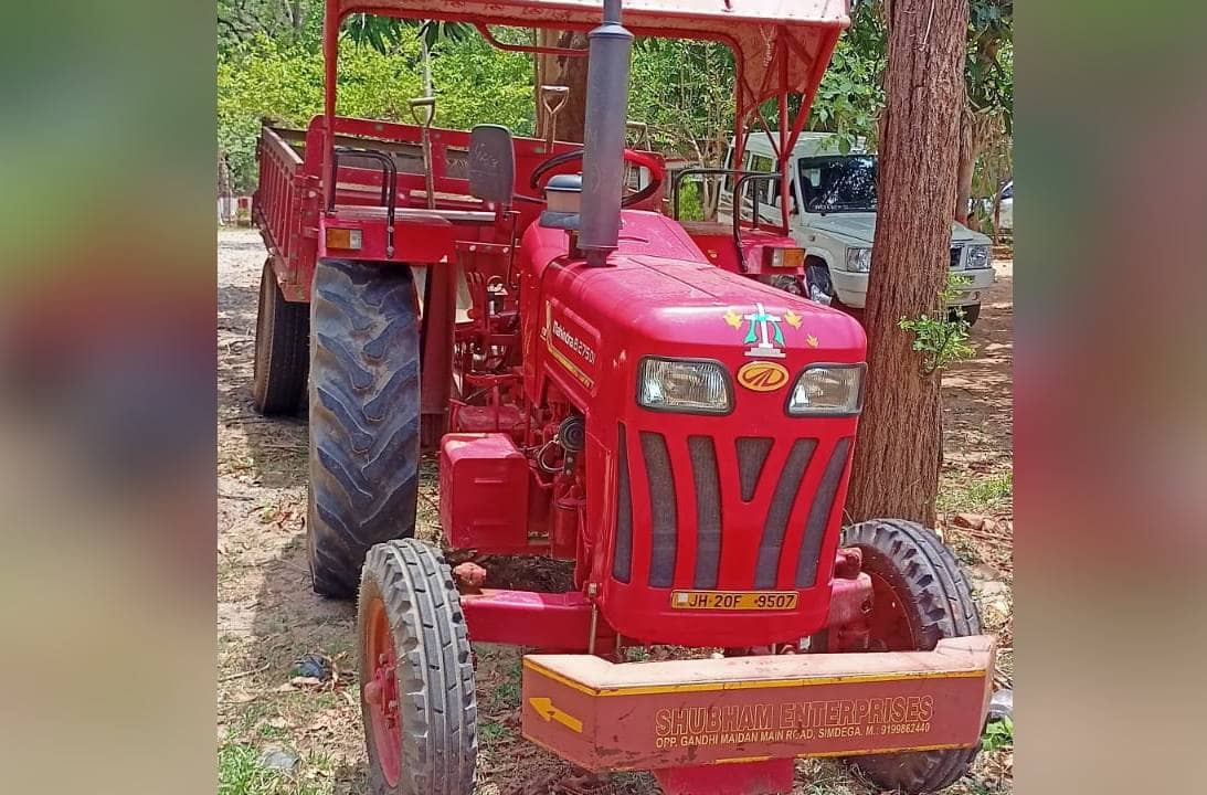 एसडीओ के पहुंचने से पहले ही फरार हो गए बालू माफिया, एक ट्रैक्टर पकड़ कर बचाई इज्जत