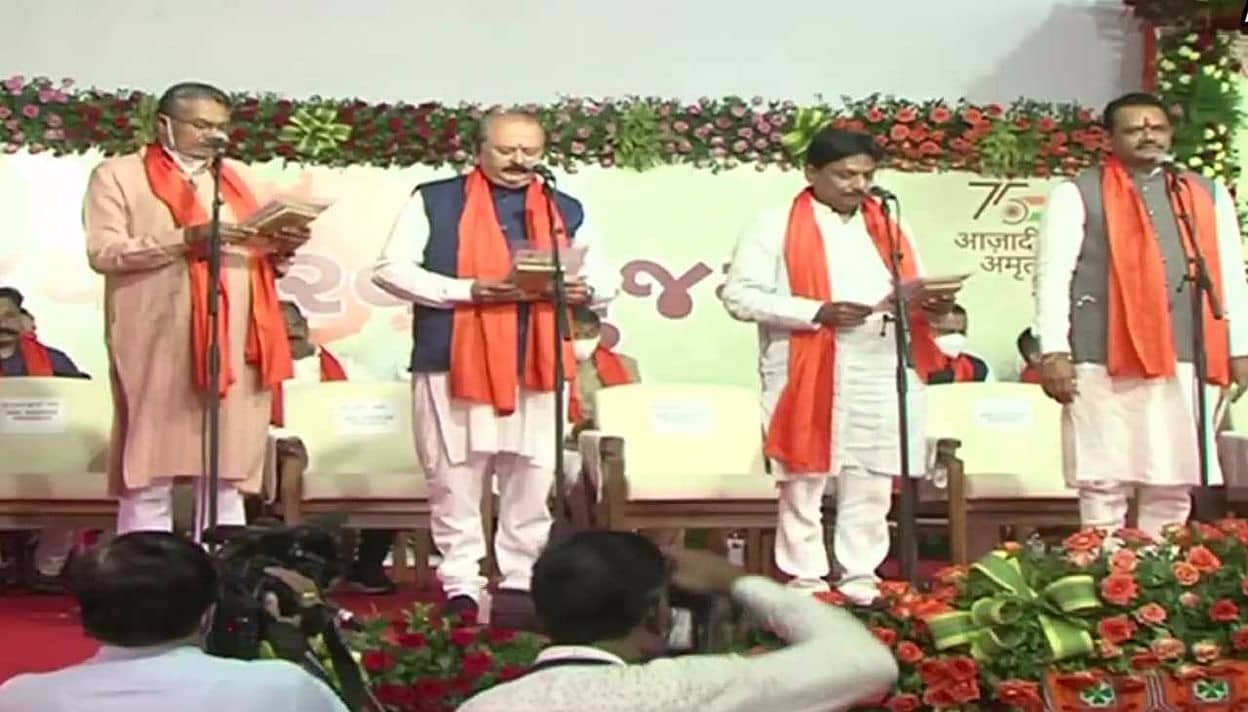 गुजरात में 24 मंत्रियों ने ली शपथ,पुराने मंत्रिमंडल के सभी मंत्रियों की छुट्टी