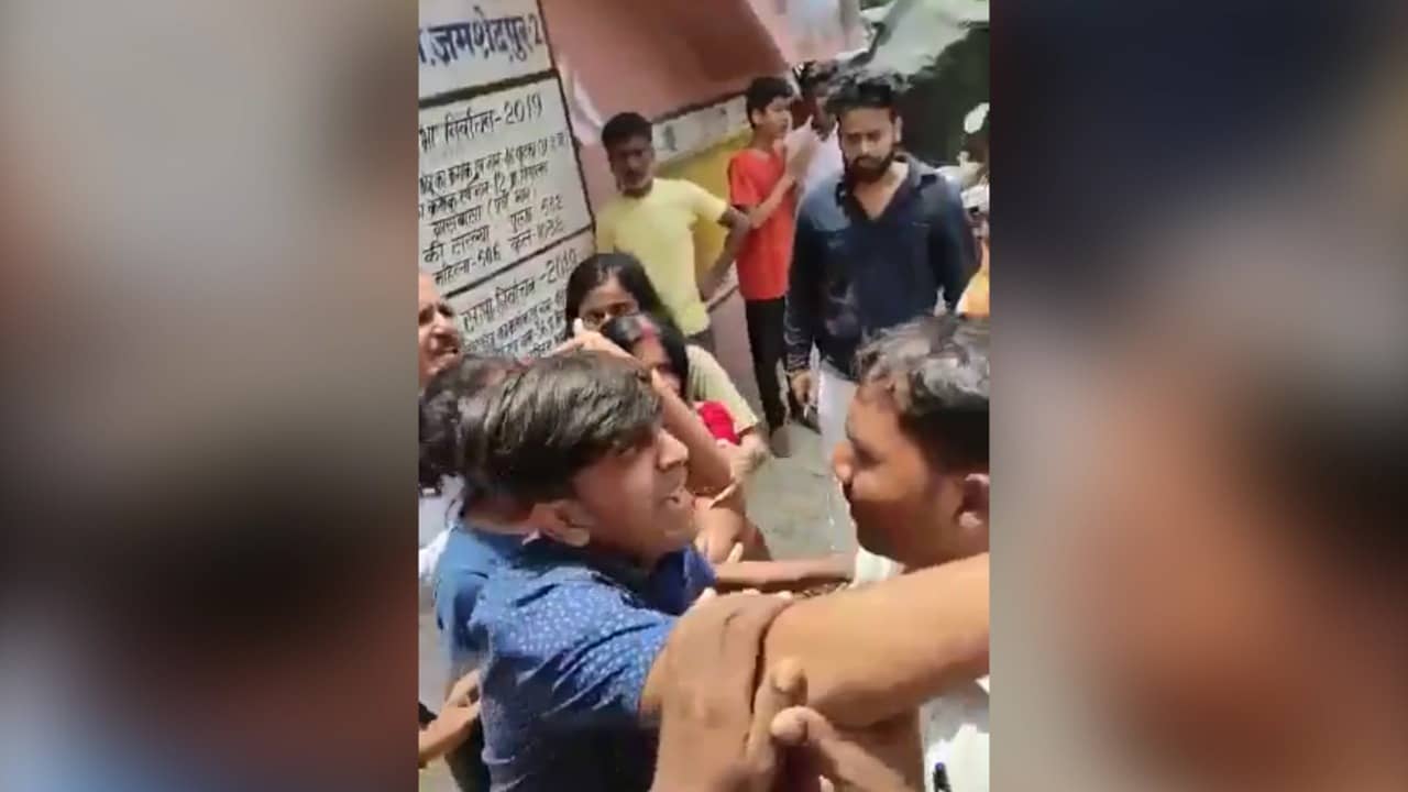 मतदान को लेकर दो गुटों में हिंसक झड़प, एसएसपी ने किया घटनास्थल का दौरा